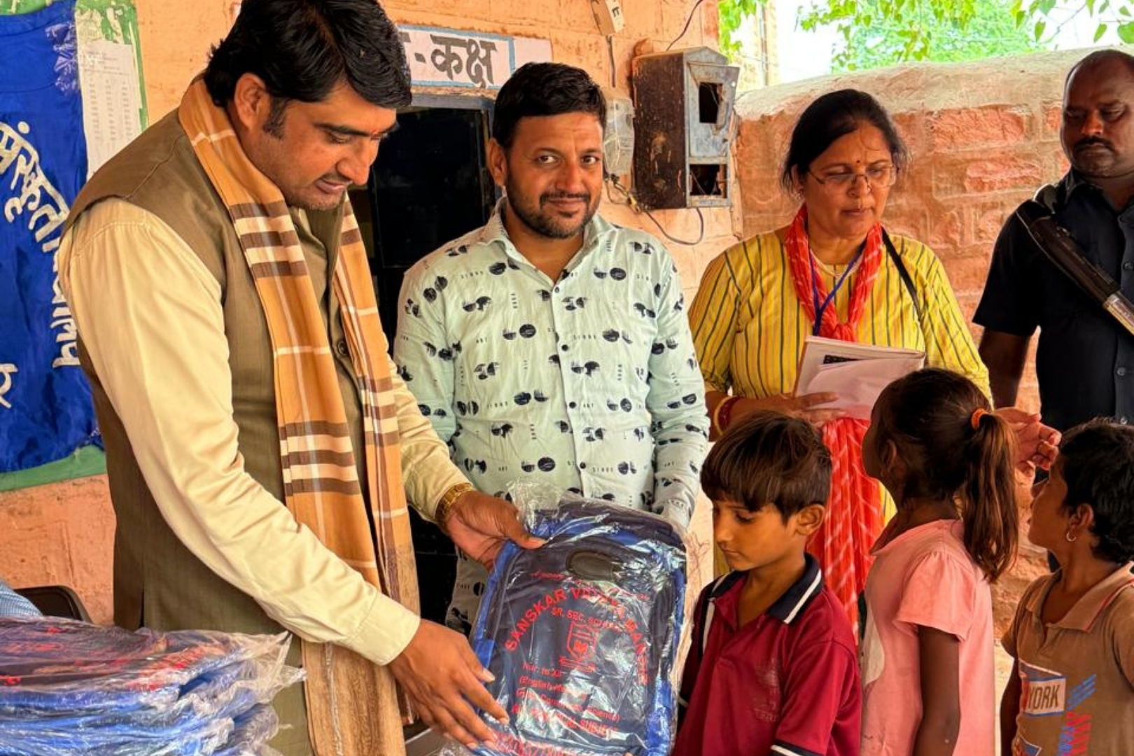 स्कूल बैग वितरण